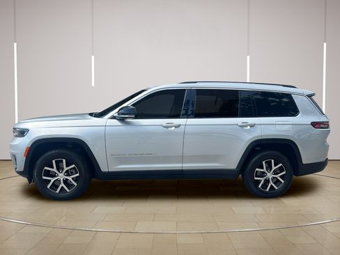 Used 2023 Jeep Grand Cherokee L Limited w/ Luxury Tech Group II AWD/4WD image 2