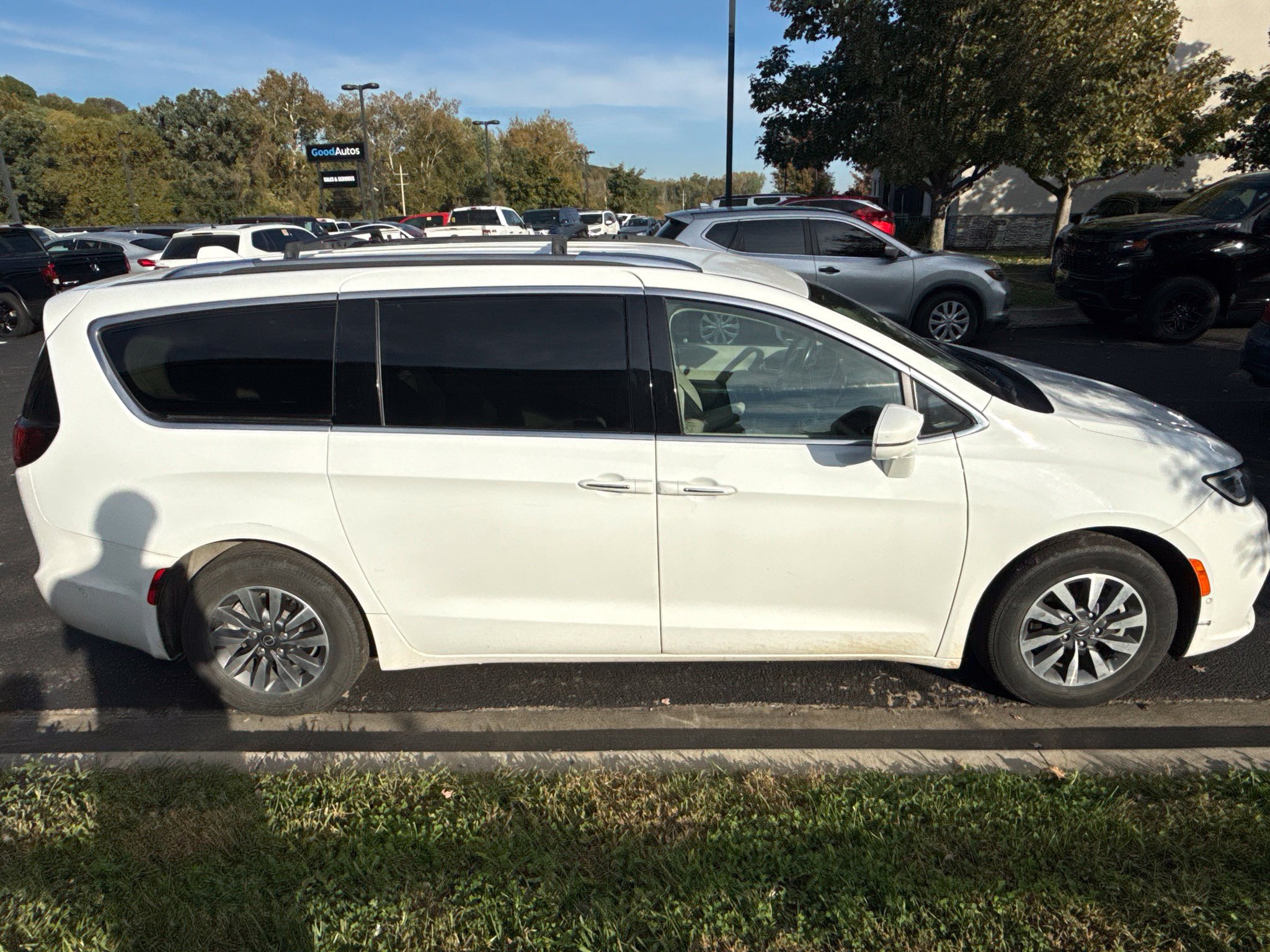 Used 2021 Chrysler Pacifica Touring-L FWD image 4