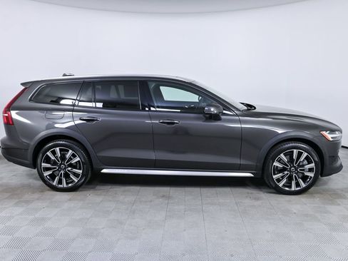 Certified 2025 Volvo V60 B5 Cross Country Ultra AWD/4WD image 29