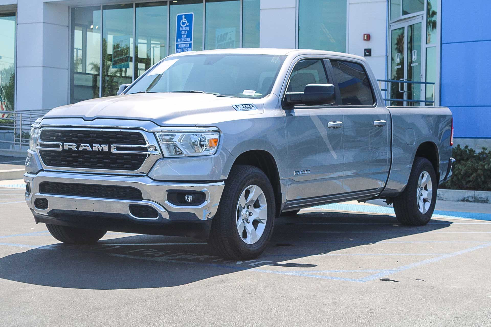 Used 2022 RAM 1500 Big Horn AWD/4WD image 3