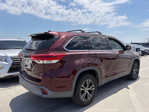 Used 2019 Toyota Highlander Plus FWD image 2