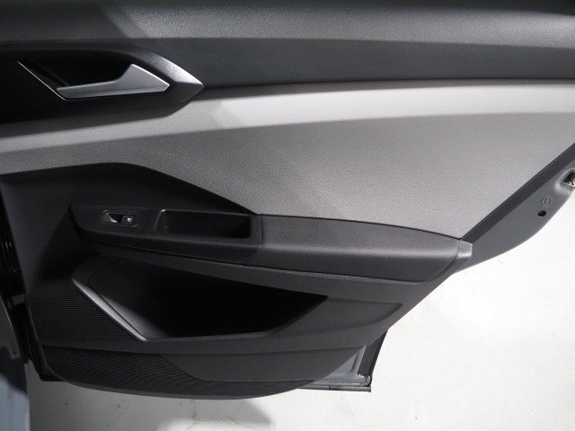 Used 2023 Volkswagen Taos SE w/ Sunroof Package w/ Panoramic Sunroof Package FWD image 50