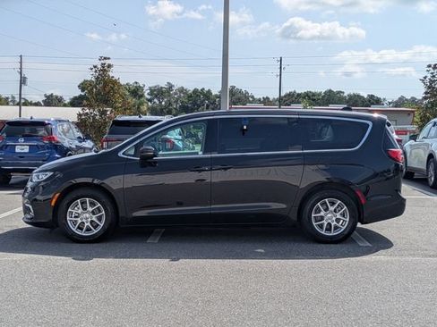 Used 2023 Chrysler Pacifica Touring-L FWD image 7