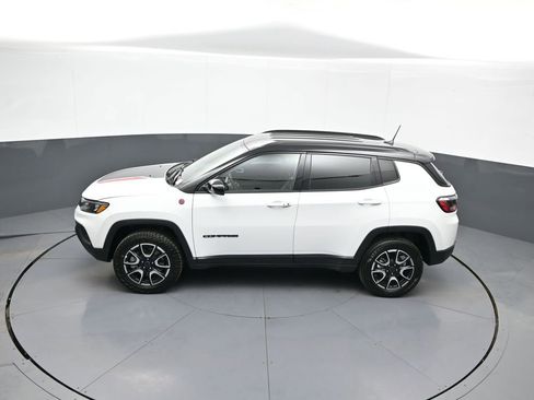 Used 2025 Jeep Compass Trailhawk AWD/4WD image 40