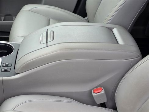 Used 2019 Toyota Highlander XLE image 9