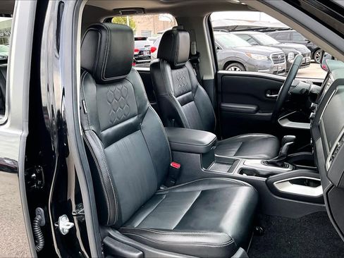 Used 2023 Nissan Frontier SV w/ SV Premium Package image 8