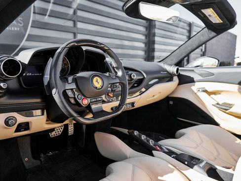 Used 2022 Ferrari F8 Tributo image 2