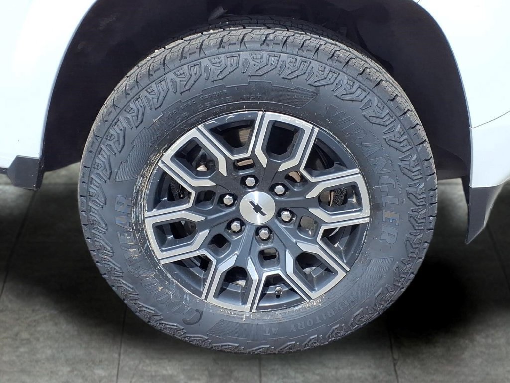 Used 2023 Chevrolet Colorado Z71 w/ Advanced Trailering Package AWD/4WD image 2