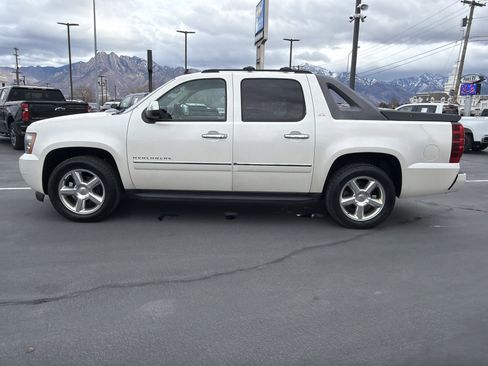 Used 2011 Chevrolet Avalanche LTZ image 3