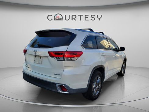 Used 2018 Toyota Highlander Limited Platinum FWD image 3