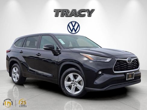 Used 2024 Toyota Highlander LE AWD/4WD image 1