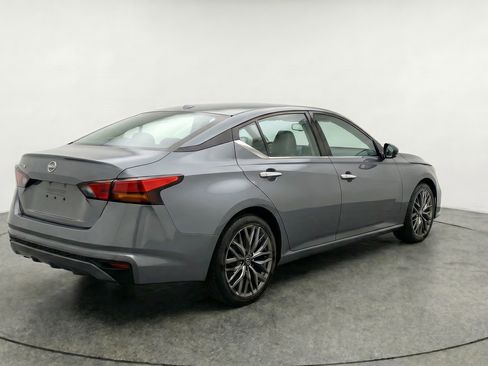 Used 2025 Nissan Altima 2.5 SV FWD image 9