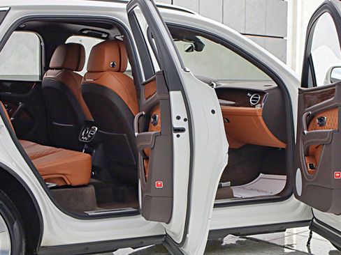 Used 2019 Bentley Bentayga image 20