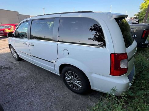 Used 2015 Chrysler Town & Country Touring-L w/ Driver Convenience Group FWD image 3