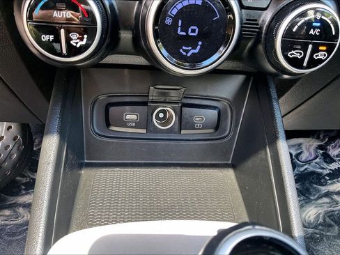 Used 2024 Hyundai Venue SEL FWD image 12