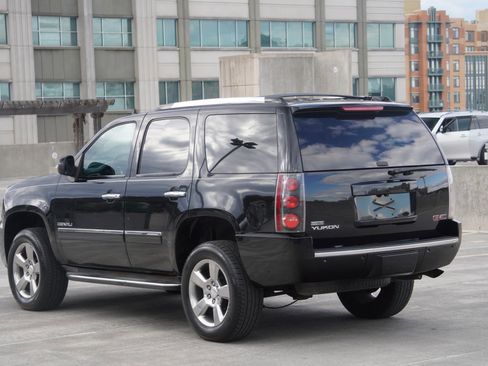 Used 2011 GMC Yukon Denali image 4