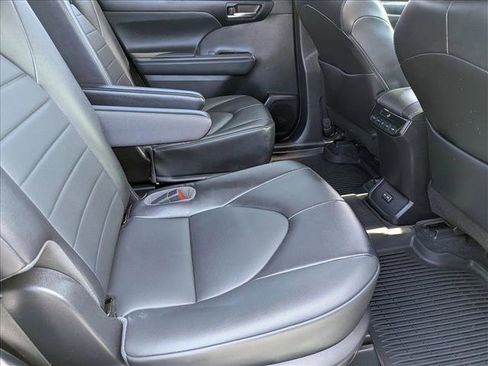 Used 2022 Toyota Highlander XLE FWD image 19