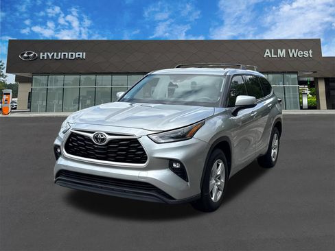 Used 2021 Toyota Highlander LE FWD image 1