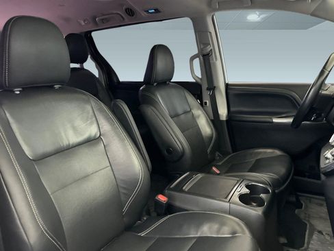 Used 2019 Toyota Sienna SE FWD image 27