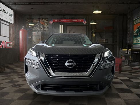 Used 2023 Nissan Rogue SV image 2