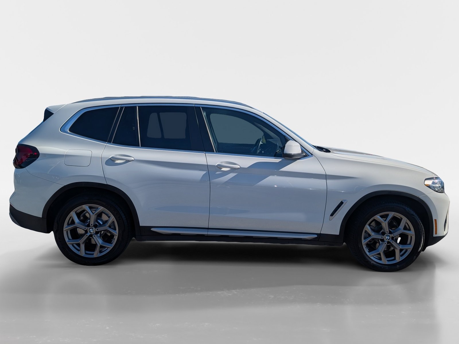 Used 2022 BMW X3 xDrive30i w/ Convenience Package AWD/4WD image 3