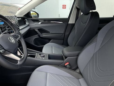New 2025 Volkswagen Tiguan SE image 14
