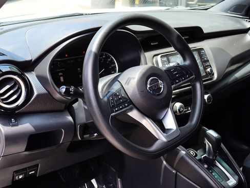 Used 2018 Nissan Kicks SV FWD image 38