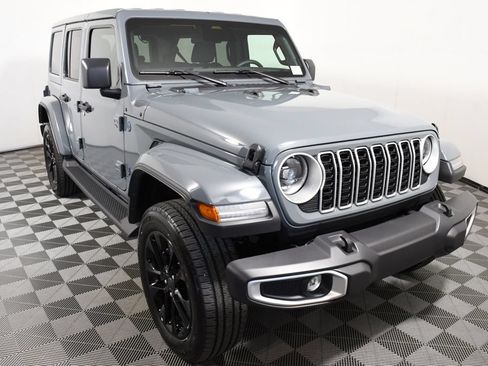Used 2025 Jeep Wrangler Unlimited Sahara AWD/4WD image 9
