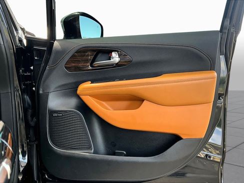 Used 2023 Chrysler Pacifica Pinnacle FWD image 23