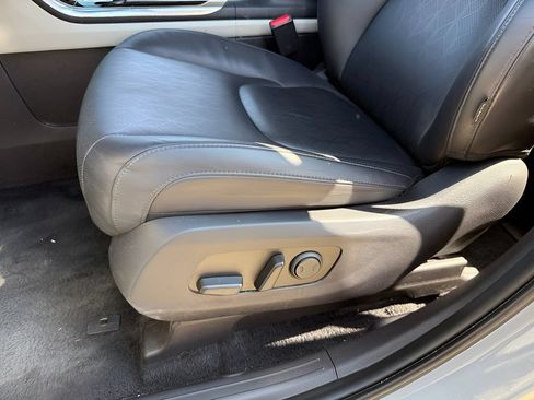 Used 2024 Kia Carnival EX FWD image 16