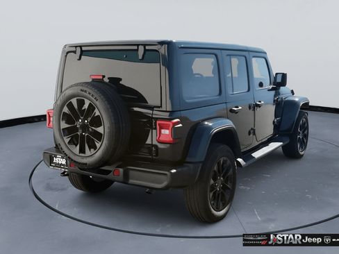 Used 2025 Jeep Wrangler Unlimited Sahara AWD/4WD image 5