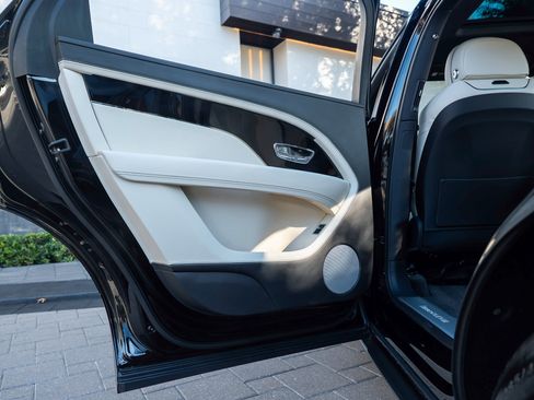 Used 2023 Bentley Bentayga Extended Wheelbase image 39