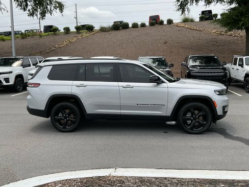 Used 2023 Jeep Grand Cherokee L Laredo RWD image 6