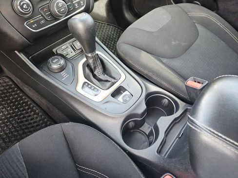 Used 2017 Jeep Cherokee Latitude w/ Comfort/Convenience Group image 31