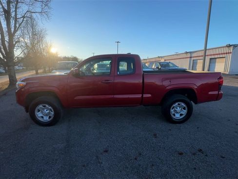 Used 2018 Toyota Tacoma SR image 5