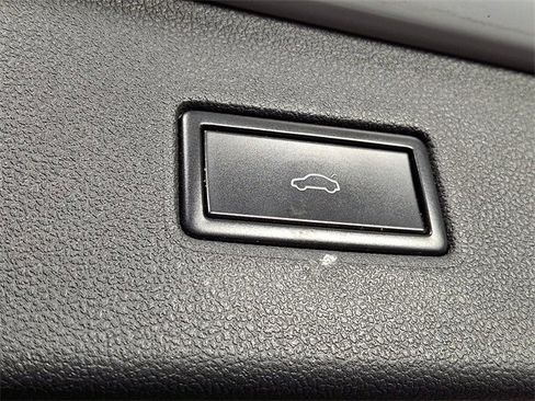 Used 2018 Volkswagen Tiguan SEL image 30