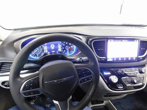 Used 2023 Chrysler Pacifica Touring-L image 7