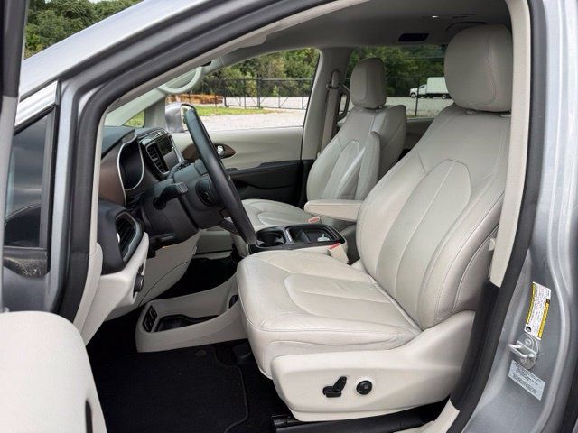Used 2017 Chrysler Pacifica Touring-L FWD image 15