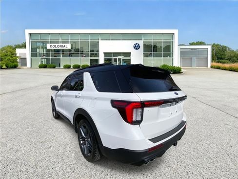 Used 2025 Ford Explorer ST image 3