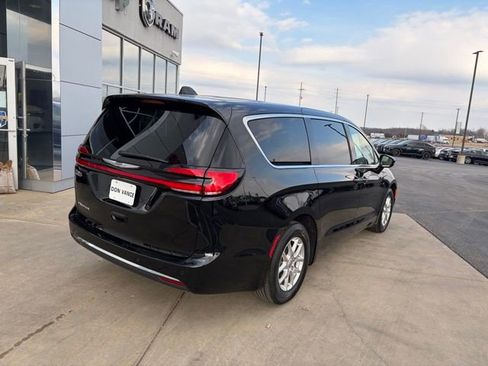 Used 2025 Chrysler Pacifica Select image 6