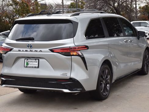 Used 2023 Toyota Sienna XSE w/ XSE Plus Package image 8