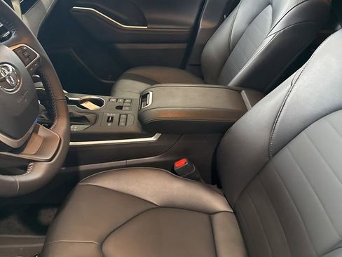 Used 2025 Toyota Highlander AWD image 9