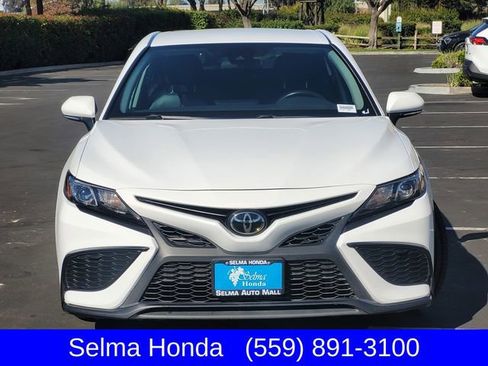 Used 2024 Toyota Camry SE image 3