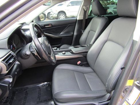 Used 2017 Lexus IS 200t image 9