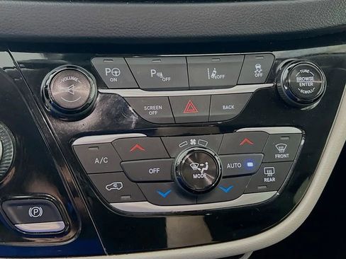 Used 2017 Chrysler Pacifica Touring-L Plus w/ Advanced Safetytec Group FWD image 16