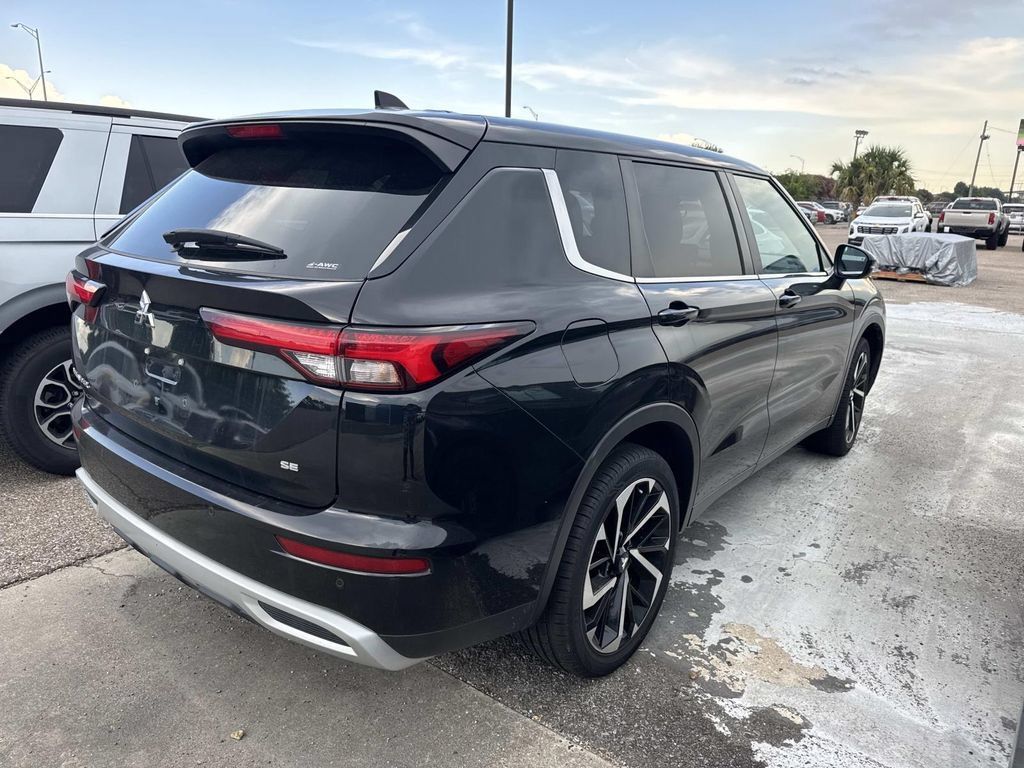 Used 2024 Mitsubishi Outlander SE AWD/4WD image 7