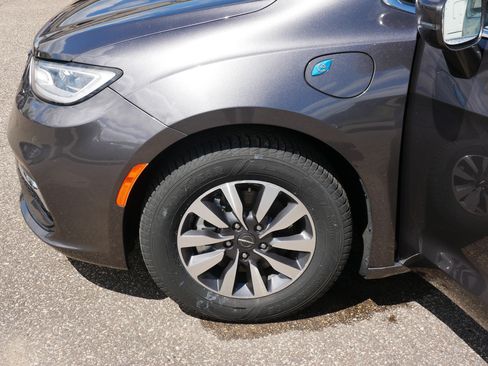 Used 2022 Chrysler Pacifica Touring-L FWD image 15