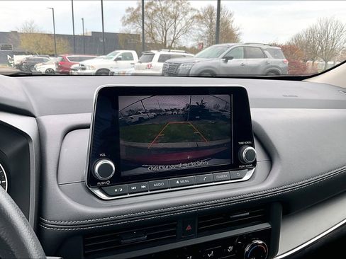 Used 2025 Nissan Rogue S FWD image 16