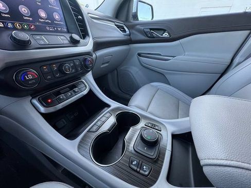Used 2021 GMC Acadia SLT w/ Technology Package FWD image 10
