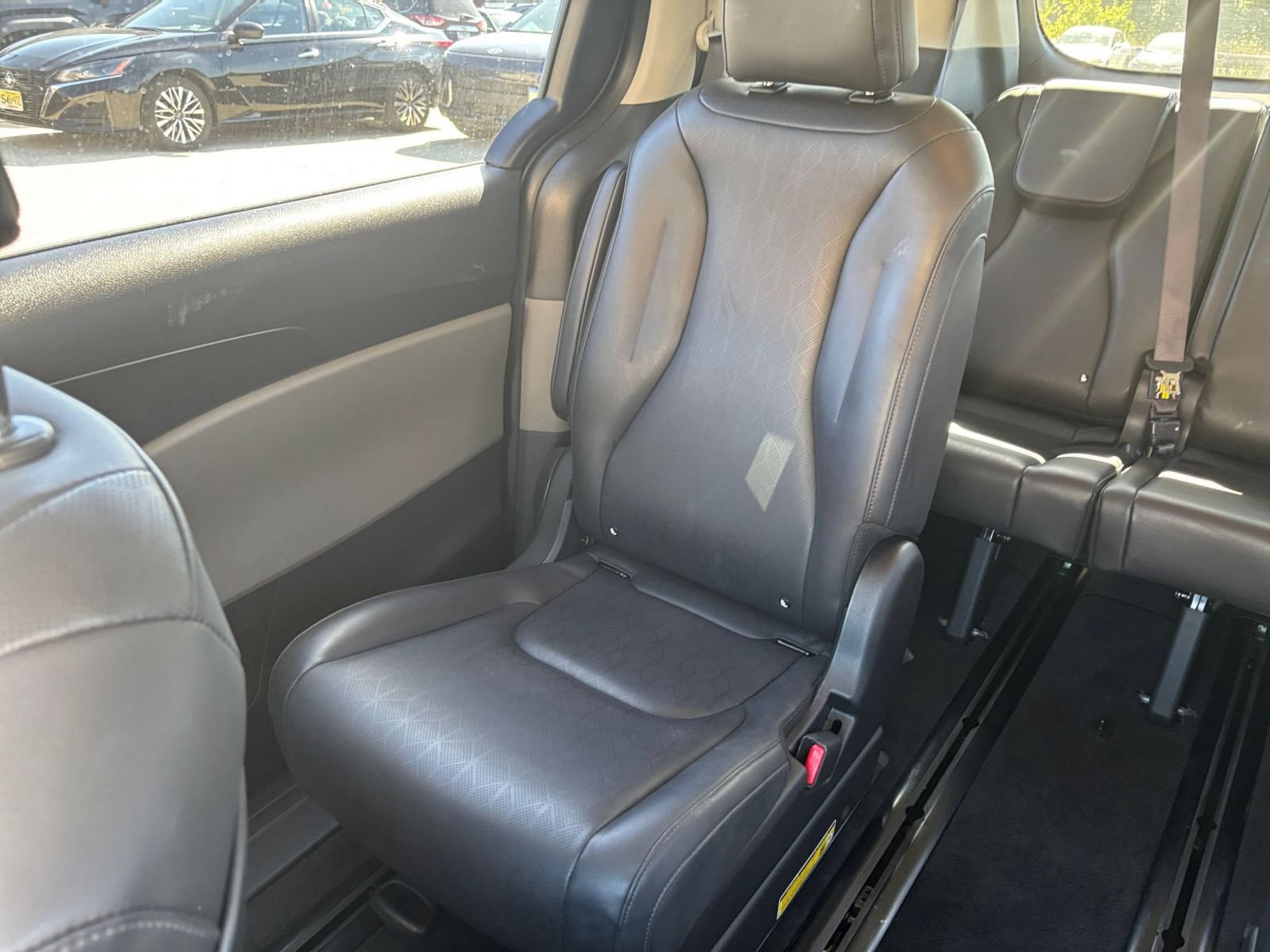 Used 2026 Kia Carnival FWD image 41